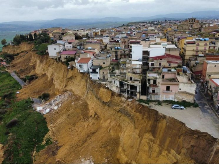 Niscemi frana politica: indagati gli ultimi 4 governatori della Sicilia. C'è il ministro Musumeci