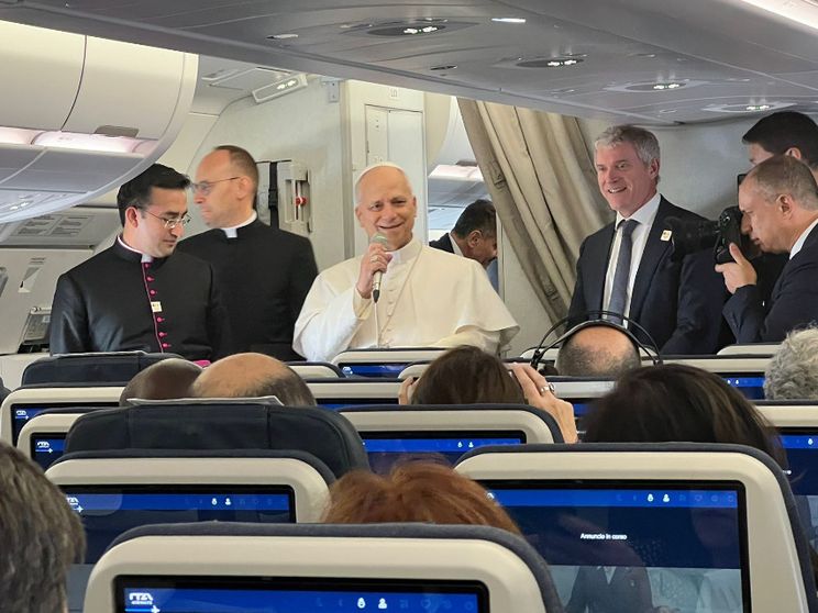 Papa Leone XIV sull'aereo che lo ha portato da Algeri a Yaoundé in Camerun