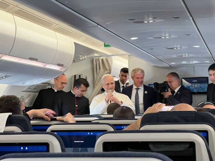 Il video del Papa in aereo: «Non mi interessa dibattere con Trump»