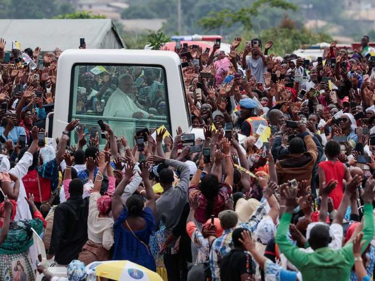 Il congedo del Papa dal Camerun: «Nessuno sia lasciato solo. La fede non separa lo spirituale dal sociale»
