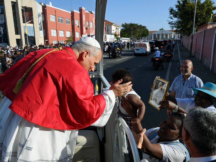 Il Papa in Angola: «Sull’Africa le mani di prepotenti interessi. La vita ridotta a merce di scambio»