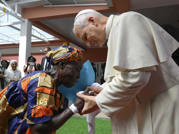 Il Papa nella terra rapinata dei diamanti: «Se l’ingiustizia corrompe, il pane di tutti diventa per pochi»