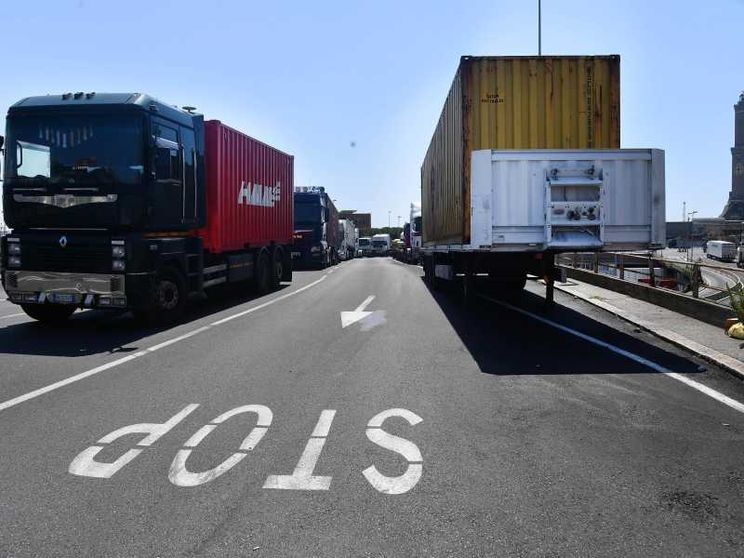 Un momento dello sciopero degli autotrasportatori con vari presidi ai varchi portuali del porto di Genova