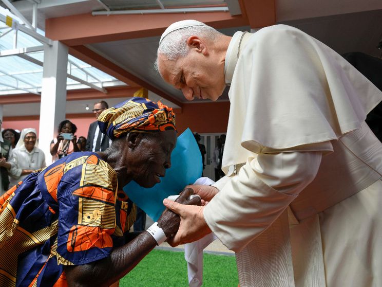 Il Papa nella terra rapinata dei diamanti: «Se l’ingiustizia corrompe, il pane di tutti diventa per pochi»