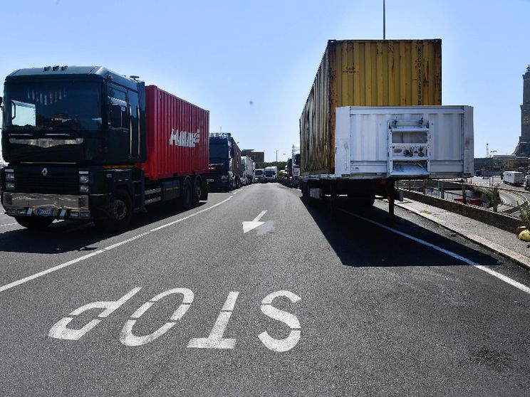 Un momento dello sciopero degli autotrasportatori con vari presidi ai varchi portuali del porto di Genova