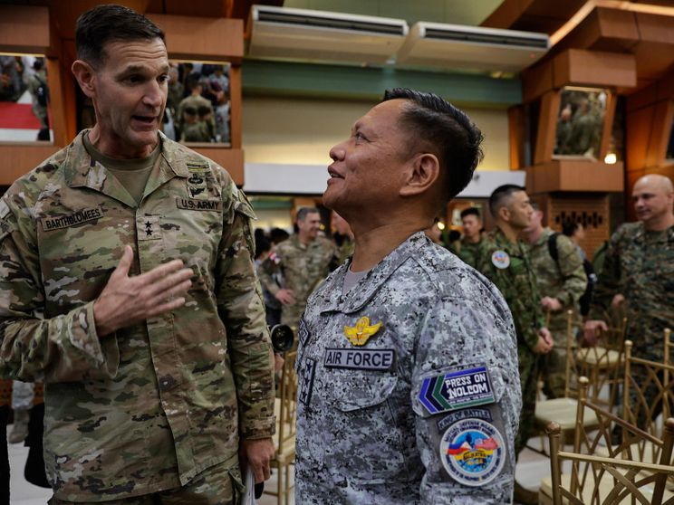 Ufficiali militari delle Filippine e degli Stati Uniti durante la cerimonia di apertura dell'esercitazione congiunta Filippine-USA Balikatan a Manila