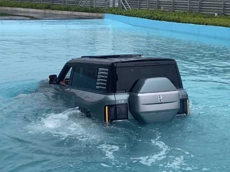 L'incredibile tuffo della Yangwang U8: ora c'è anche l'auto che nuota
