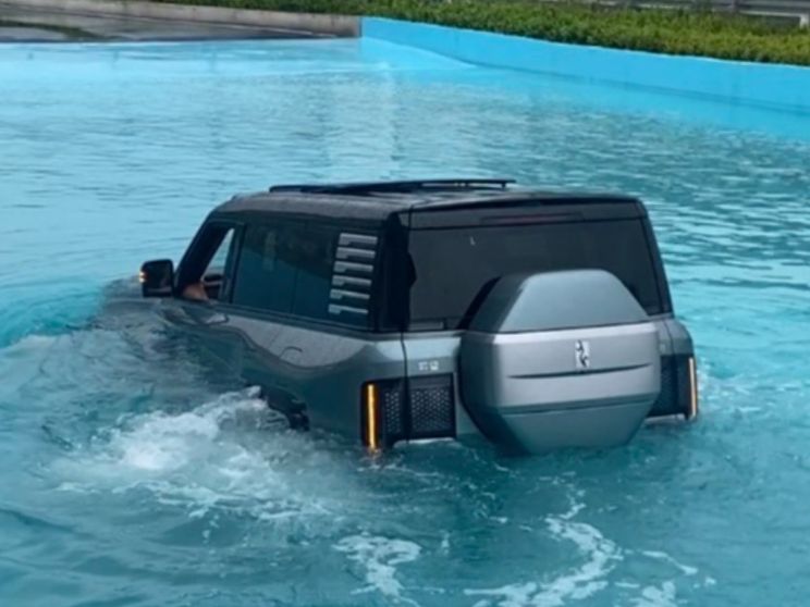 L'incredibile tuffo della Yangwang U8: ora c'è anche l'auto che nuota