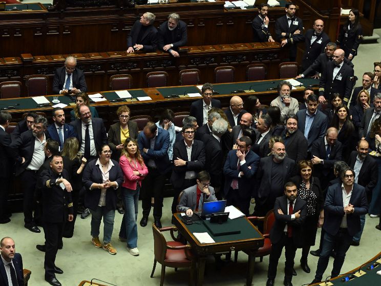 Premio rimpatri, Meloni va avanti ma corregge il decreto. Le opposizioni "occupano"