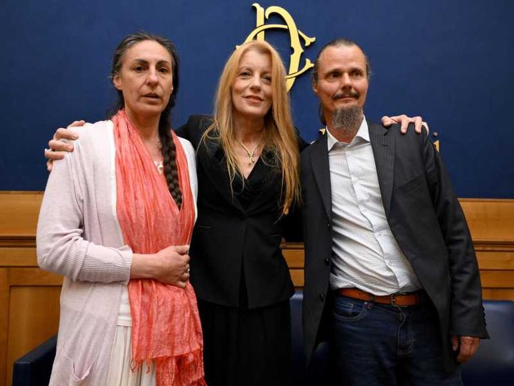 Catherine Birmingham e Nathan Trevallion, i genitori della ''famiglia nel bosco'', con la presidente della Commissione infanzia Michela Vittoria Brambilla