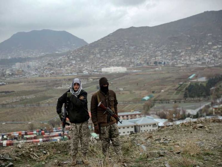 Due giovani con fucili sulle montagne tra Afghanistan e Pakistan