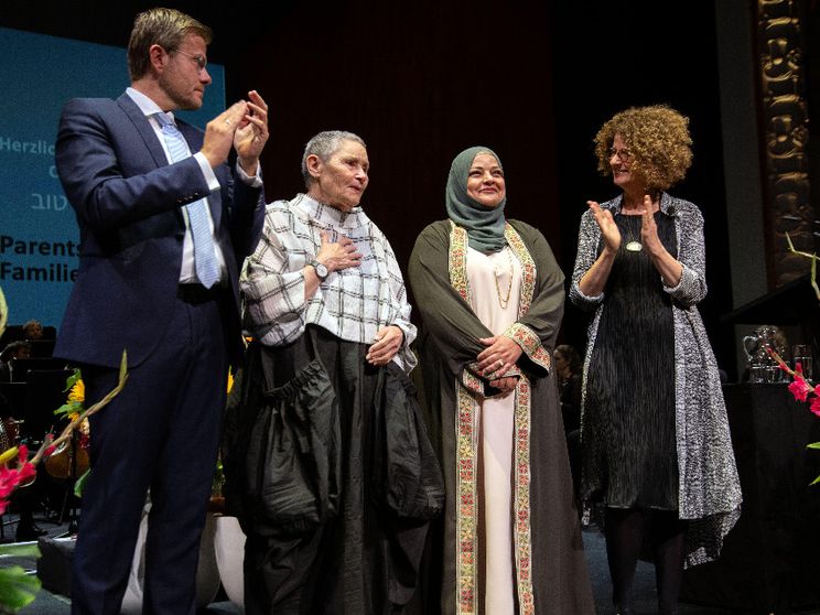 Israeliani e palestinesi sfidano la guerra: «Uniti dal dolore, chiediamo la pace»