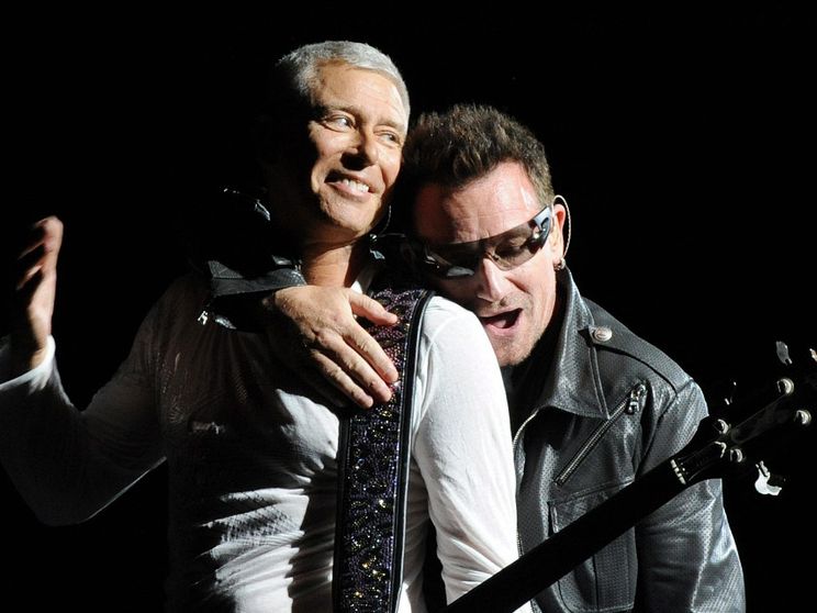 La svolta di Adam Clayton degli U2: «Così ho riportato Dio nella mia vita»