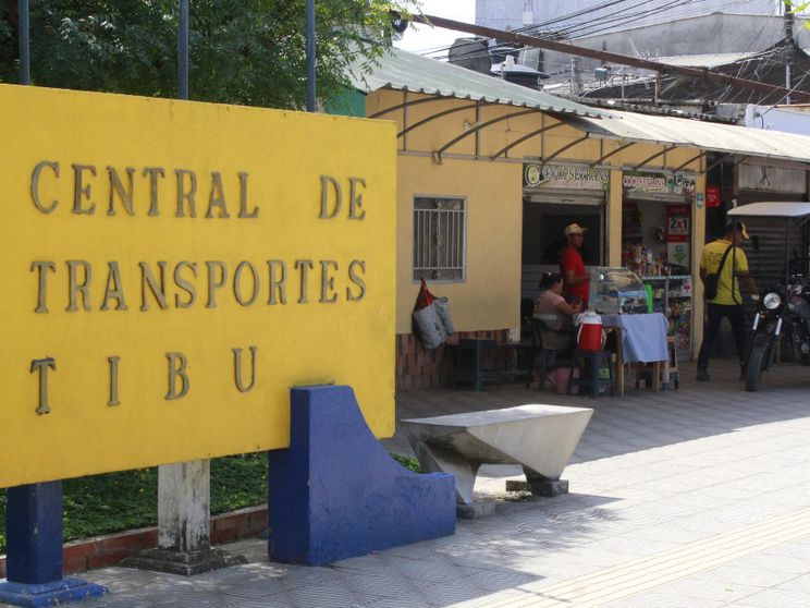 Un cartello giallo indica la stazione dei bus di Tibú, in Colombia