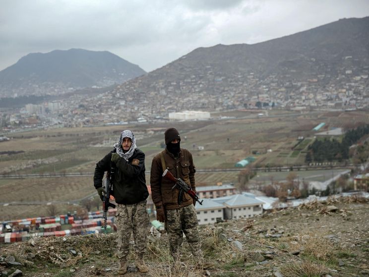 Due giovani con fucili sulle montagne tra Afghanistan e Pakistan