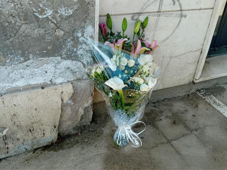 Si getta dal balcone con i figli, le parole del vescovo: riconoscere il dolore nascosto