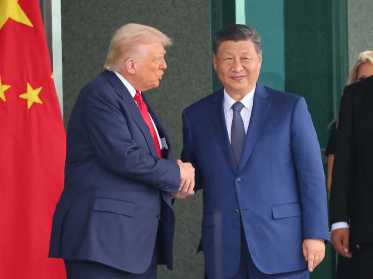 La stretta di mano fra Donald Trump e Xi Jinping in Corea del Sud nel 2025