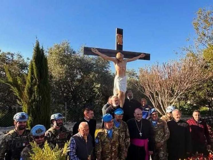 Libano, i militari italiani sostituiscono la statua di Gesù distrutta da soldato israeliano