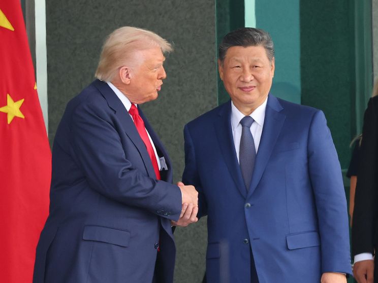 La stretta di mano fra Donald Trump e Xi Jinping in Corea del Sud nel 2025