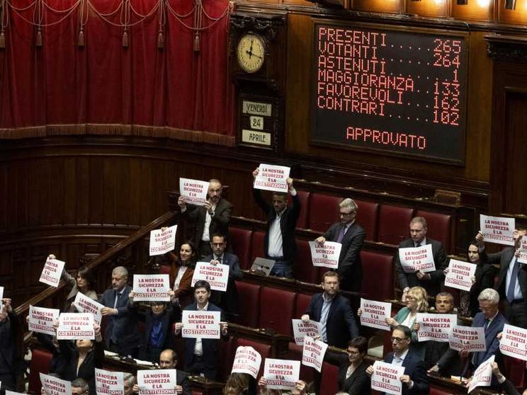 Sicurezza, fra dubbi e proteste arriva il via libera a entrambi i decreti