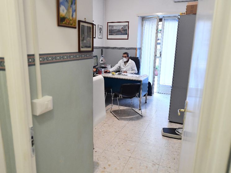 La rivolta dei medici di base contro la riforma: «Vogliono distruggere la nostra professione»