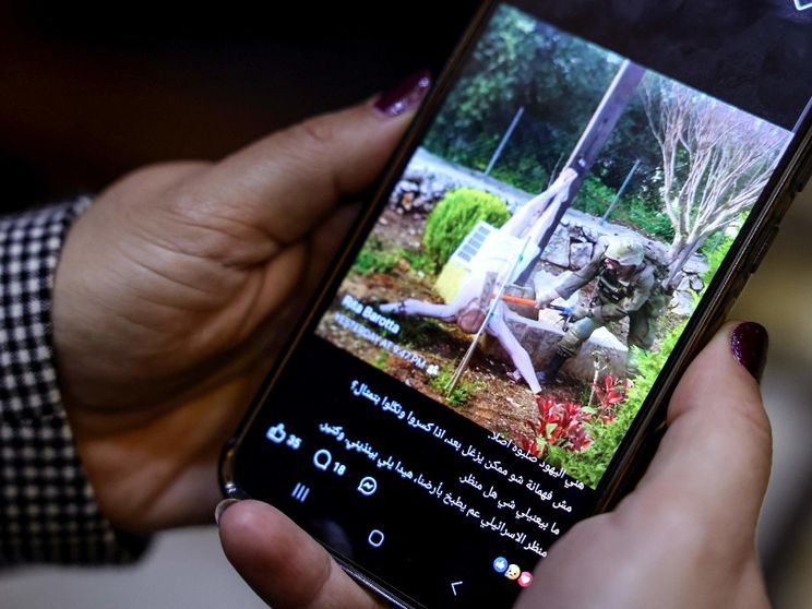 Un crocifisso distrutto e un'aula di studenti che si interrogano