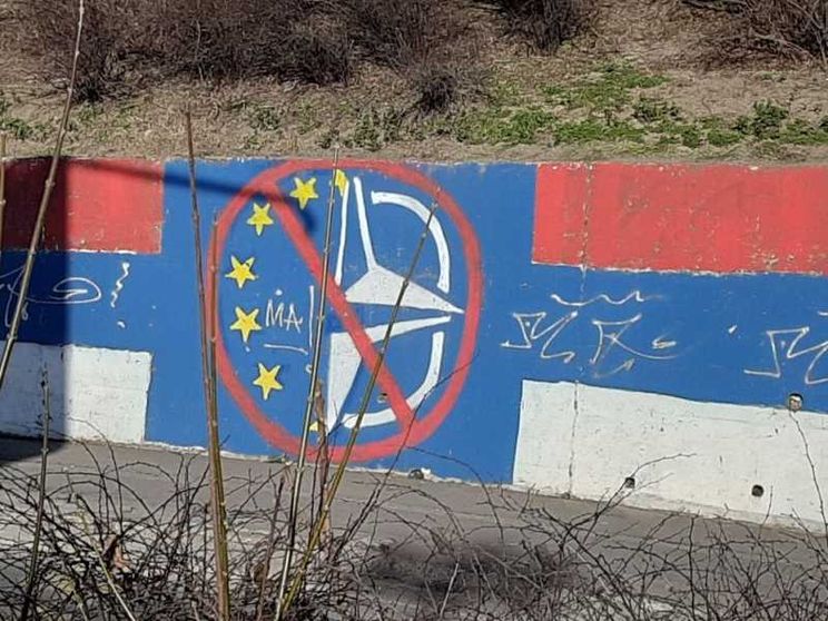 Un murale a Belgrado contro l’Unione Europea e la Nato