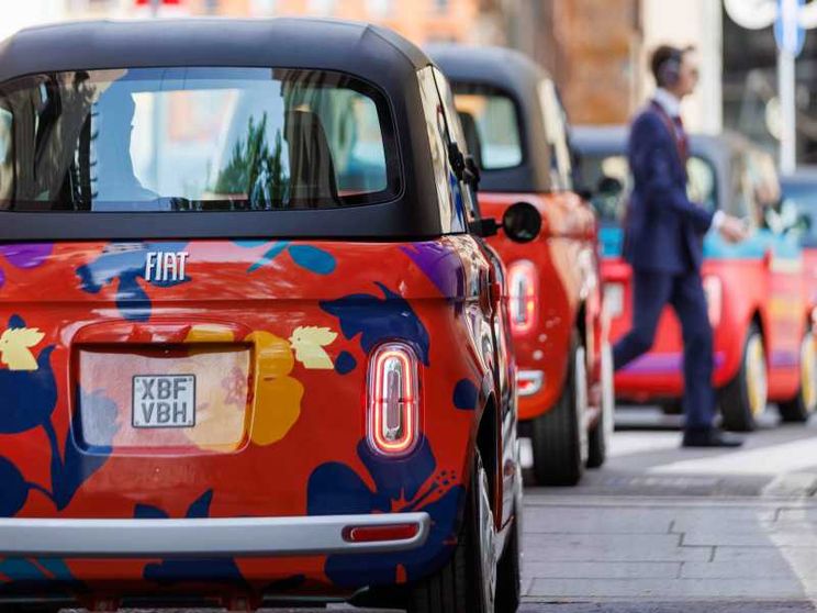 Fiat Topolino alla Design Week si guida con le calze