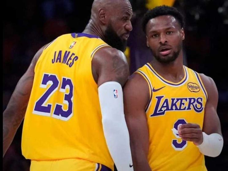 LeBron padre e figlio in campo coi Lakers in un frame del video della loro ultima partita