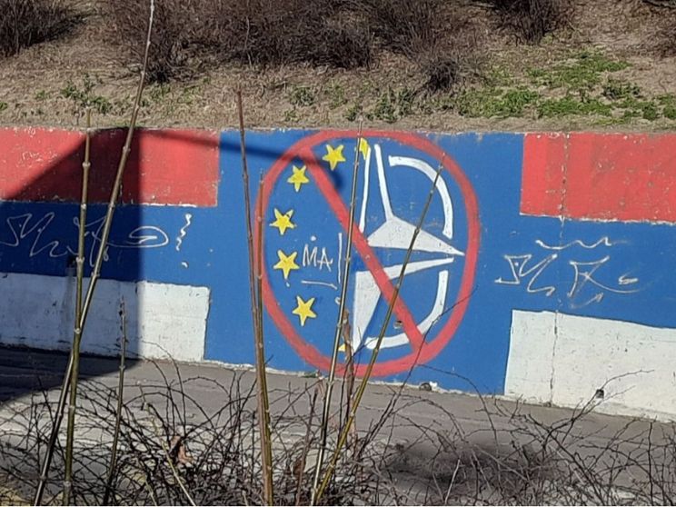 Un murale a Belgrado contro l’Unione Europea e la Nato