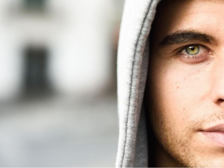 Noi, diversi dall’IA perché umani. Ma cosa significa essere umani?