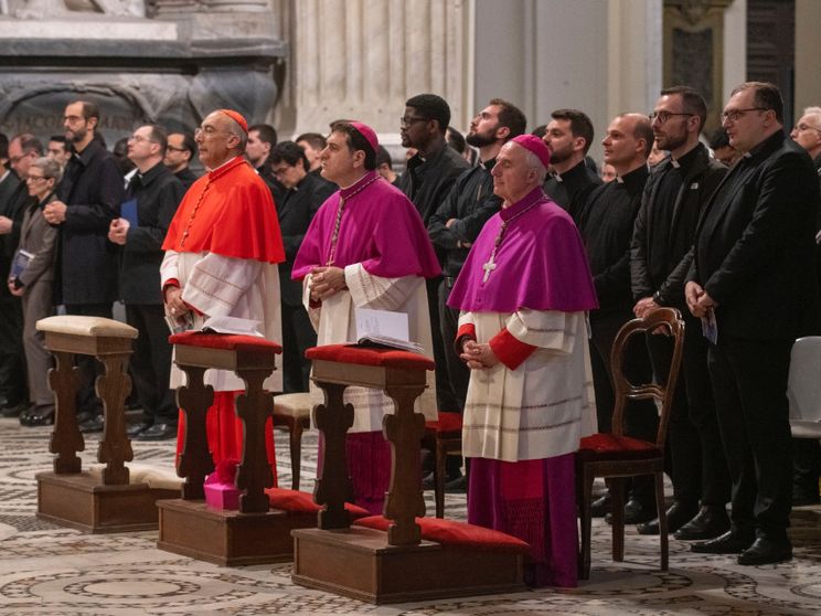 Reina e alcuni ordinandi alla veglia di preghiera per le vocazioni, venerdì in Basilica Lateranense