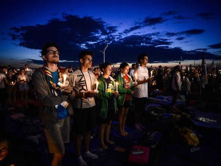 Giovani in preghiera a Cracovia, in occasione della veglia con il Papa per la Giornata mondiale della gioventù, da sempre occasione di scoperta della propria vocazione per molti ragazzi