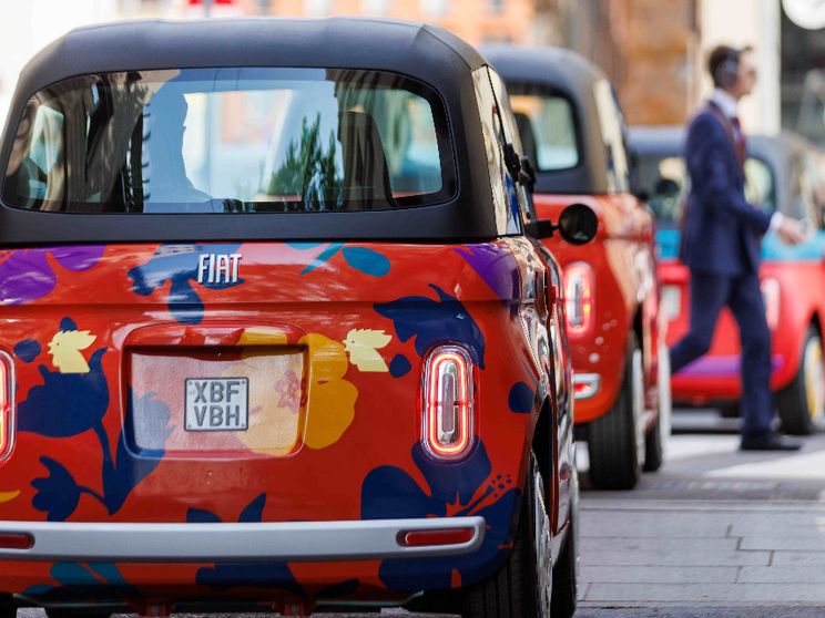 Fiat Topolino alla Design Week si guida con le calze