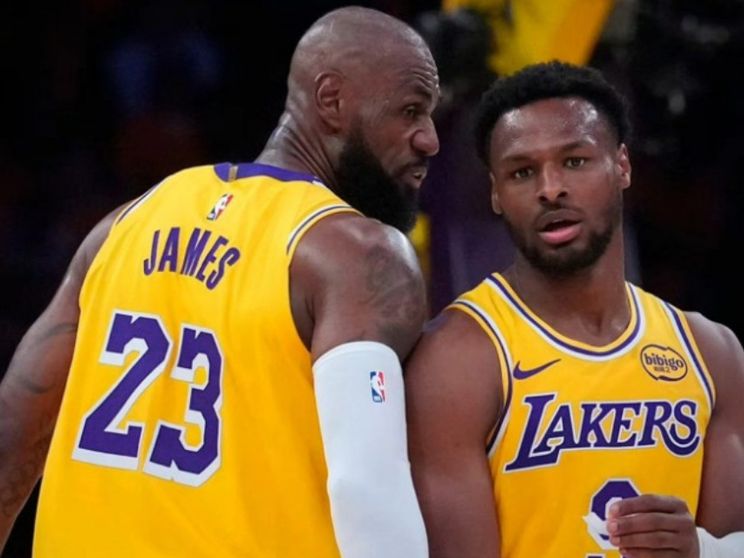 LeBron padre e figlio in campo coi Lakers in un frame del video della loro ultima partita