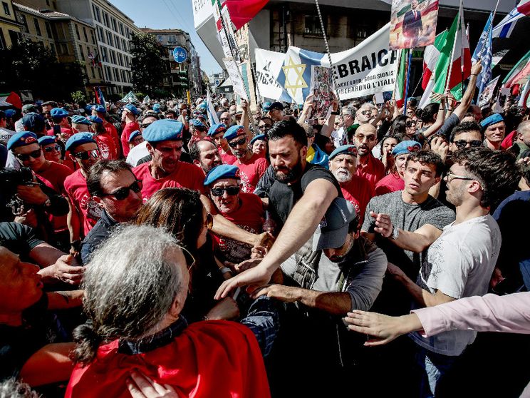 Insulti, divisioni, colpi di pistola: così hanno sfregiato la Festa della Liberazione