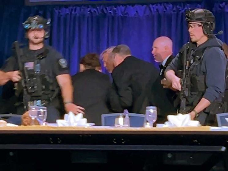 Il momento dell'evacuazione di Trump dopo gli spari al gala dell'Hilton