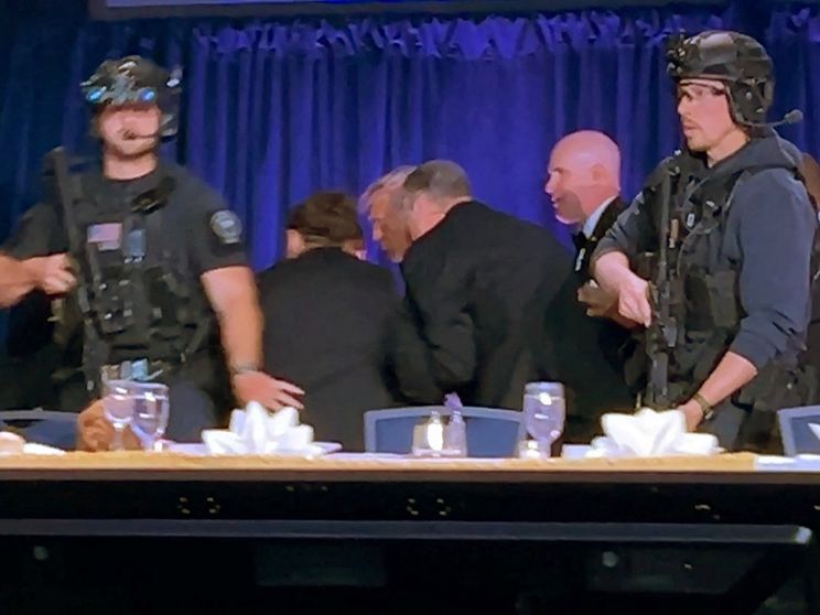 Il momento dell'evacuazione di Trump dopo gli spari al gala dell'Hilton