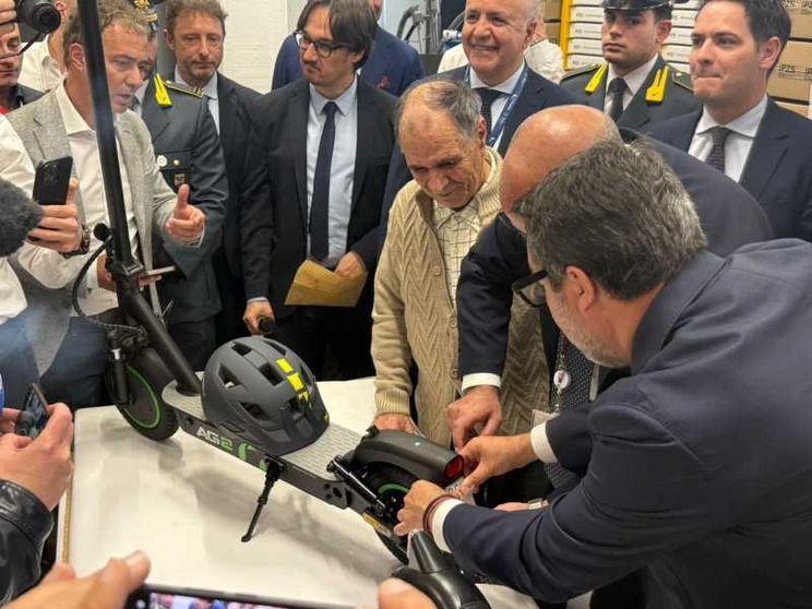 Arrivano le targhe per i monopattini. Salvini: «È per il bene di tutti»