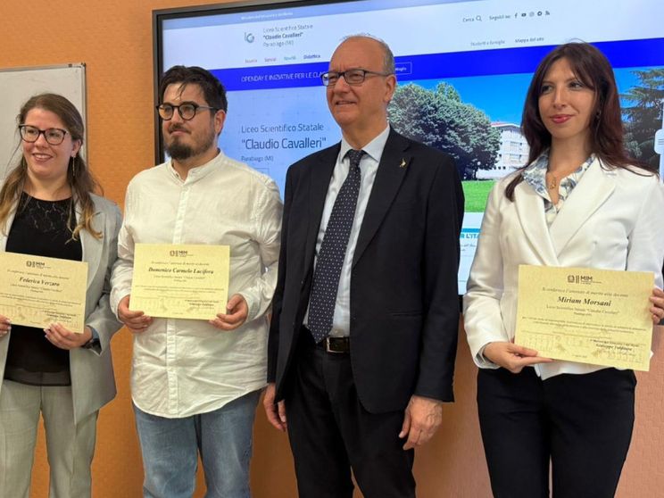 I prof mettono in salvo la classe durante la gita: premiati da Valditara