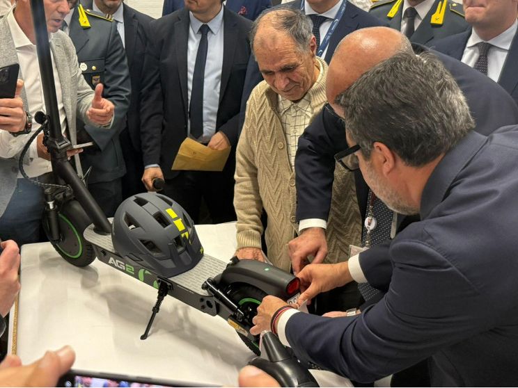 Arrivano le targhe per i monopattini. Salvini: «È per il bene di tutti»