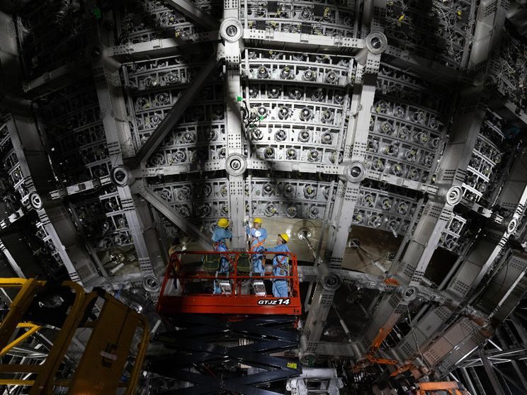 La Cina ha costruito il più grande rivelatore sferico trasparente al mondo a 700 metri di profondità