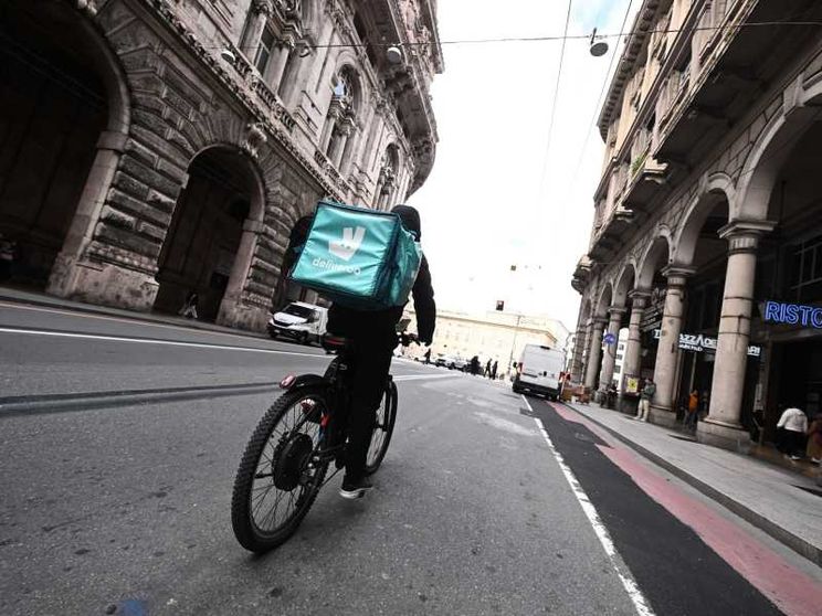 Si lavora di più ma gli stipendi reali sono fermi: così cresce il fenomeno povertà