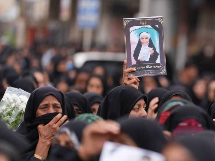La strage della scuola in Iran, le vittime sono 155