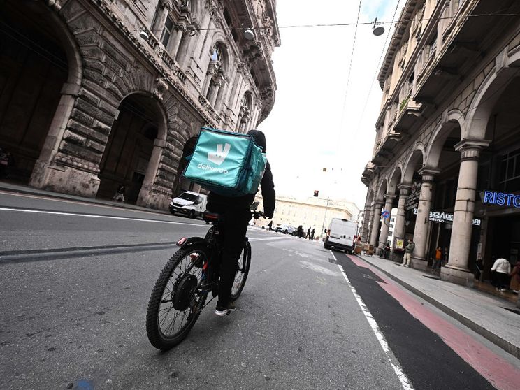 Si lavora di più ma gli stipendi reali sono fermi: così cresce il fenomeno povertà