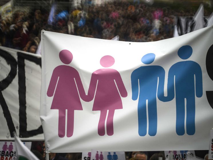 Una manifestazione in favore del matrimonio gay e dell'adozione di bambini da parte di coppie omogenitoriali a Roma