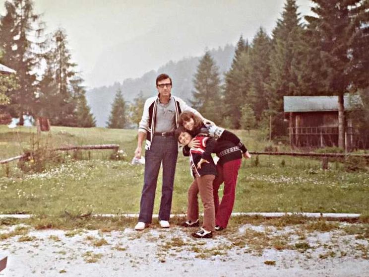 Il direttore dell’Ufficio del Registro di Foggia, Francesco Marcone, assieme ai figli Daniela e Paolo nella foto di famiglia scelta come copertina per il docufilm che racconta la storia del suo omicidio