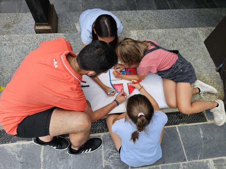 Una famiglia durante un'attività di gioco e confronto