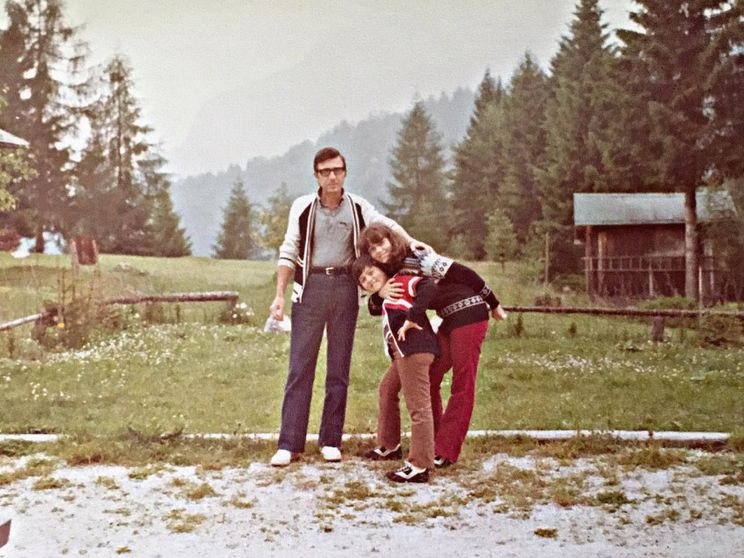 Il direttore dell’Ufficio del Registro di Foggia, Francesco Marcone, assieme ai figli Daniela e Paolo nella foto di famiglia scelta come copertina per il docufilm che racconta la storia del suo omicidio