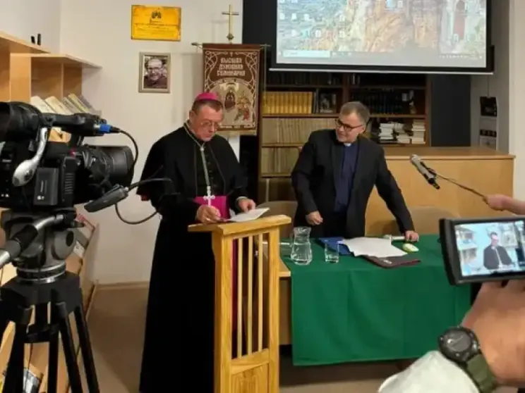 Un'immagine dell'annuncio alla stampa della rinuncia dell'amministratore apostolico